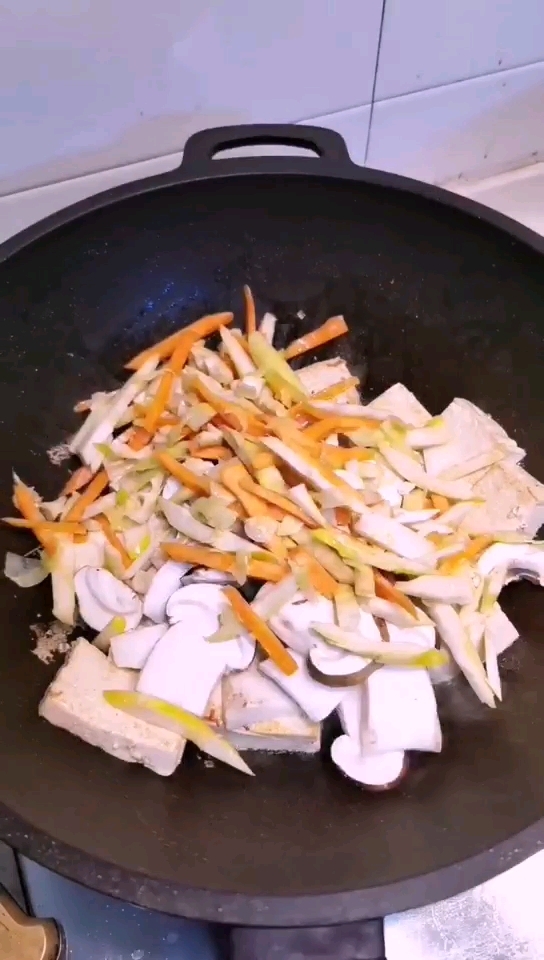 松茸春筍煲豆腐的做法-家常味煮菜譜