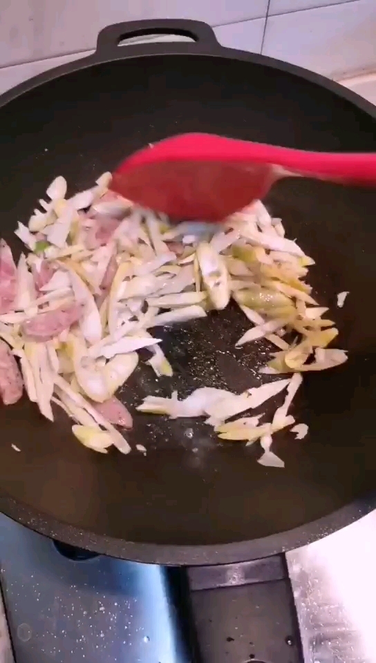春筍炒香腸的做法-家常味炒菜譜