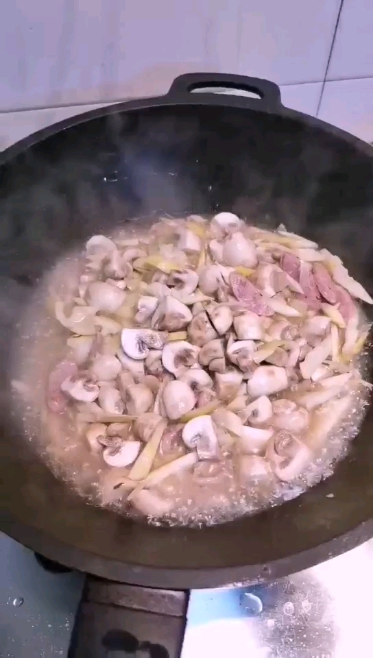 春筍炒香腸的做法-家常味炒菜譜