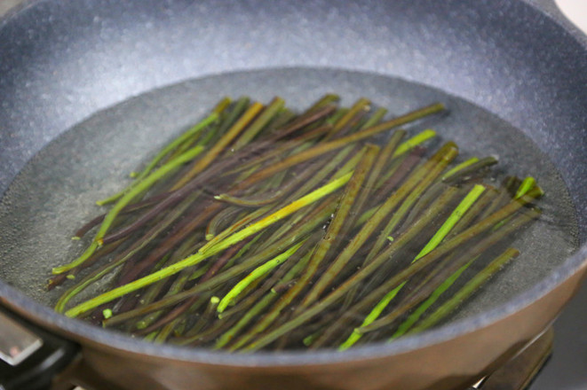 臘肉炒蕨菜的做法-香辣味炒菜譜-易網健康養生網 臘肉炒蕨菜的做法-香辣味炒菜譜