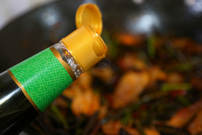 臘肉炒蕨菜的做法-香辣味炒菜譜-易網健康養生網 臘肉炒蕨菜的做法-香辣味炒菜譜
