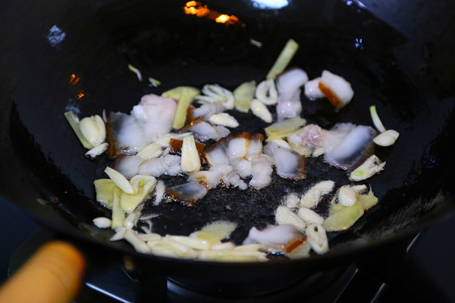 臘肉炒蕨菜的做法-香辣味炒菜譜-易網健康養生網 臘肉炒蕨菜的做法-香辣味炒菜譜