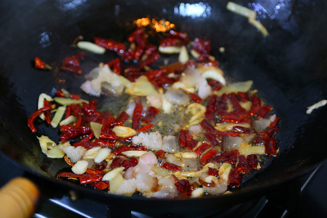 臘肉炒蕨菜的做法-香辣味炒菜譜-易網健康養生網 臘肉炒蕨菜的做法-香辣味炒菜譜
