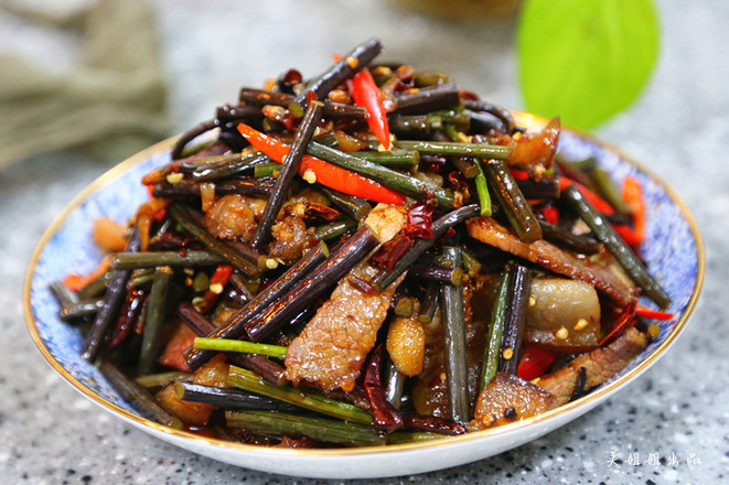 臘肉炒蕨菜的做法-香辣味炒菜譜-易網健康養生網 臘肉炒蕨菜的做法-香辣味炒菜譜