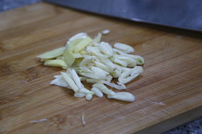 臘肉炒蕨菜的做法-香辣味炒菜譜-易網健康養生網 臘肉炒蕨菜的做法-香辣味炒菜譜