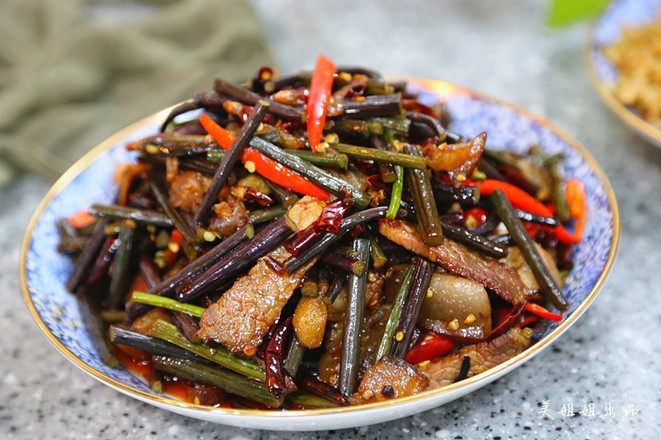 臘肉炒蕨菜的做法-香辣味炒菜譜-易網健康養生網 臘肉炒蕨菜的做法-香辣味炒菜譜
