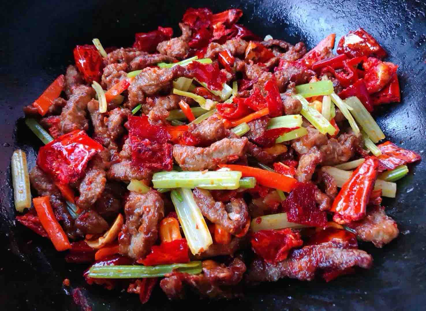 香酥牛肉炒芹菜的做法-香辣味炒菜譜