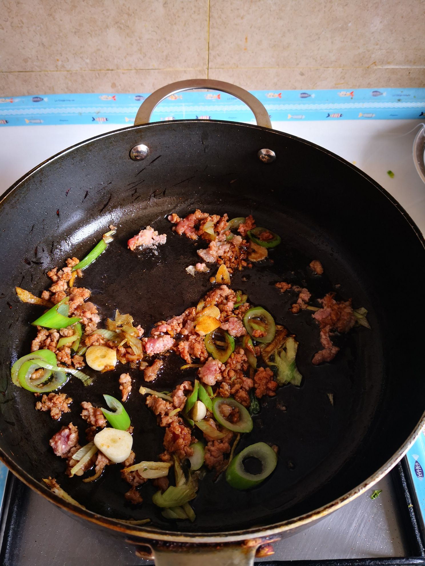 肉餡炒芹菜的做法-家常味炒菜譜