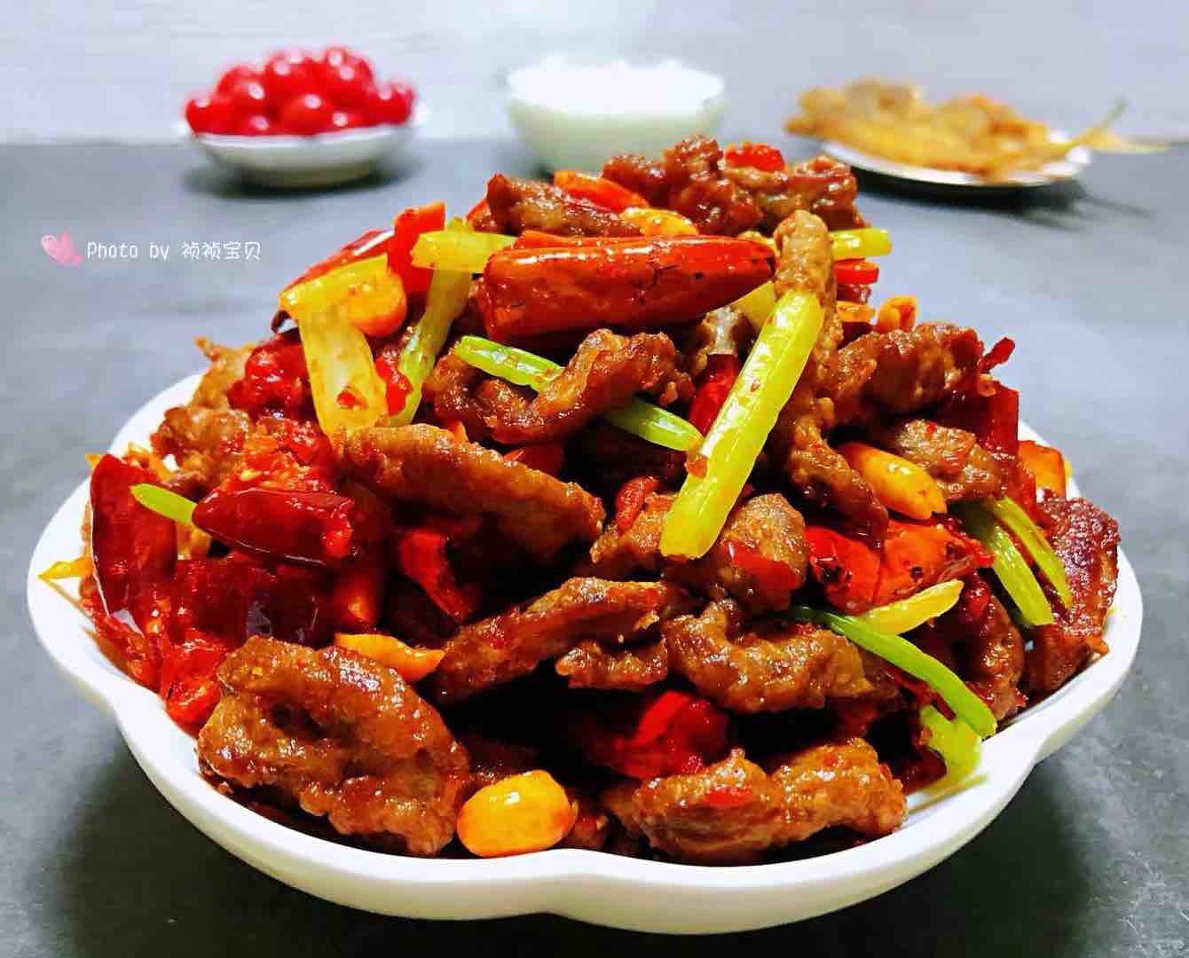 香酥牛肉炒芹菜的做法-香辣味炒菜譜