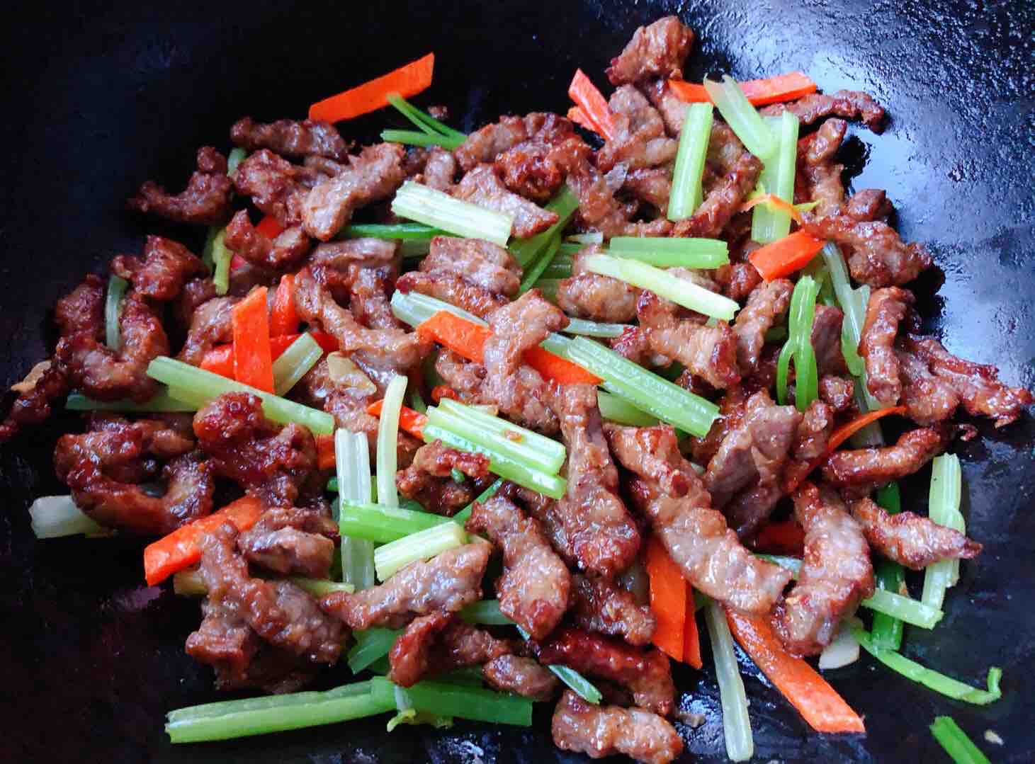 香酥牛肉炒芹菜的做法-香辣味炒菜譜