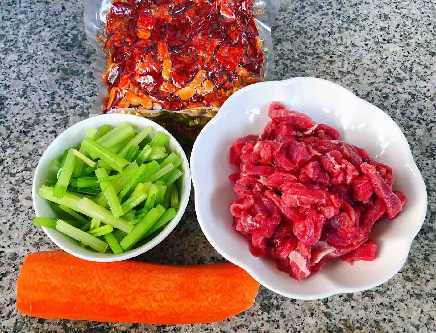 香酥牛肉炒芹菜的做法-香辣味炒菜譜
