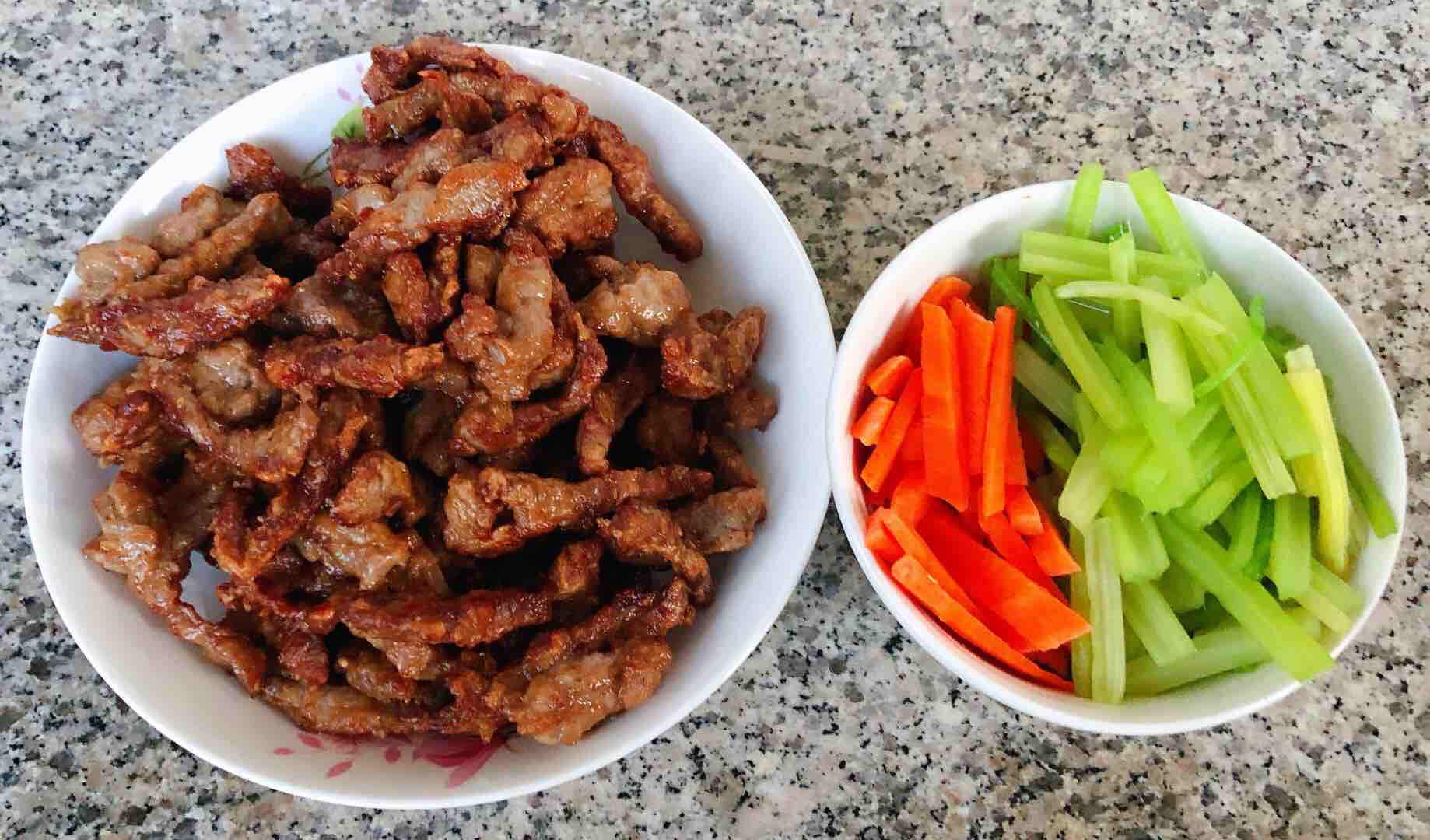 香酥牛肉炒芹菜的做法-香辣味炒菜譜