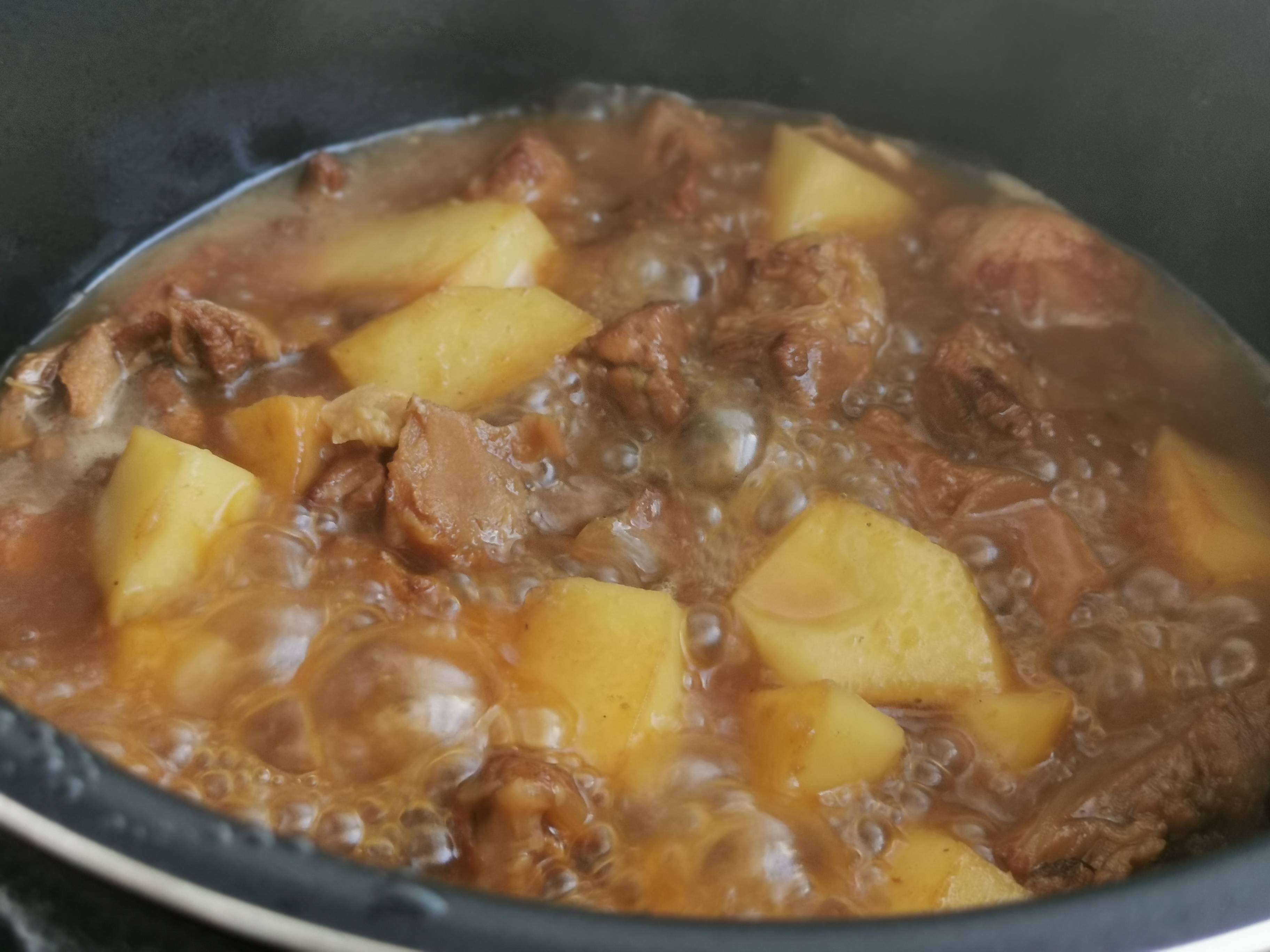 月牙骨燉土豆的做法-家常味燉菜譜