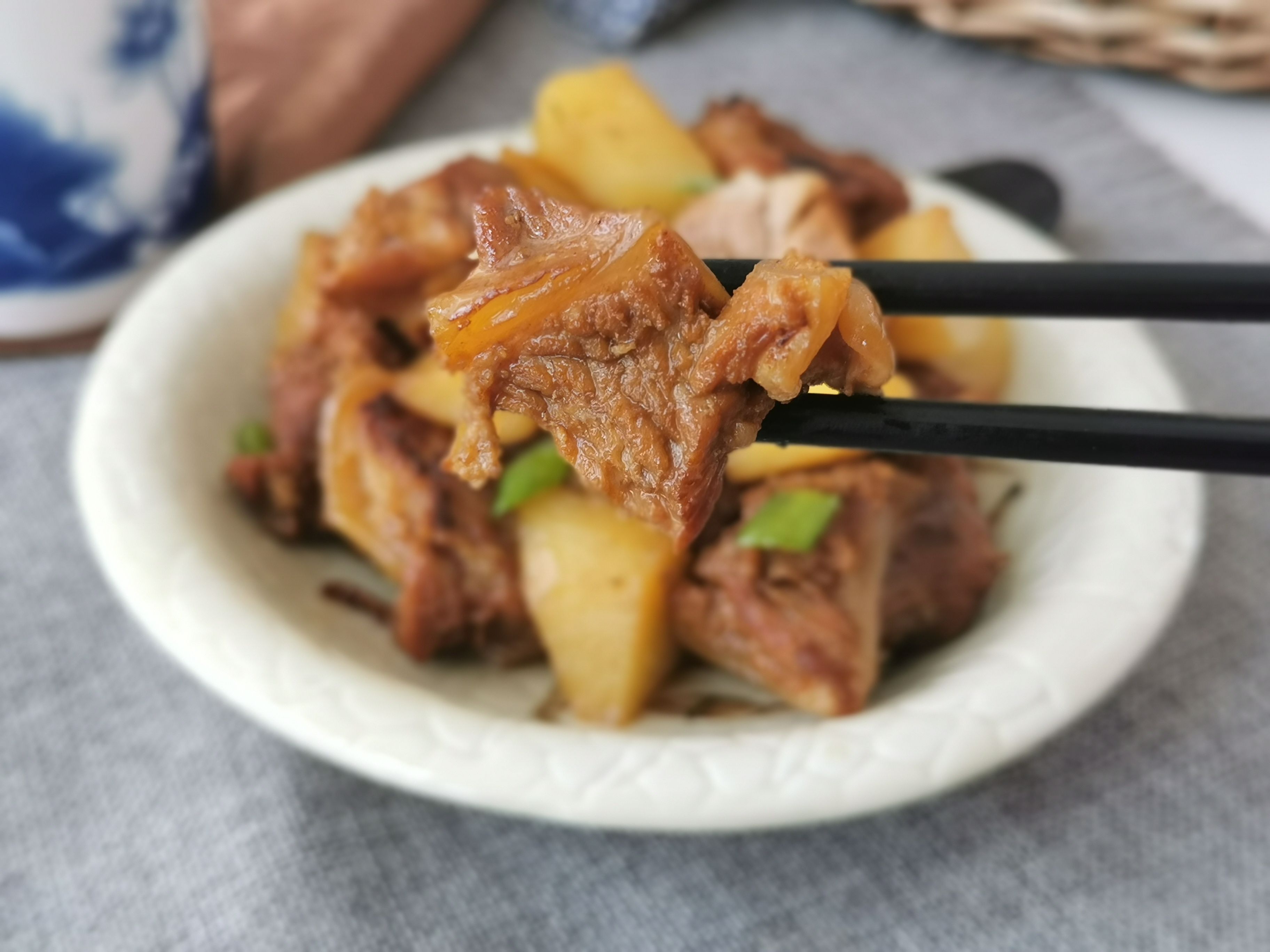 月牙骨燉土豆的做法-家常味燉菜譜-易網(wǎng)健康養(yǎng)生網(wǎng) 月牙骨燉土豆的做法-家常味燉菜譜