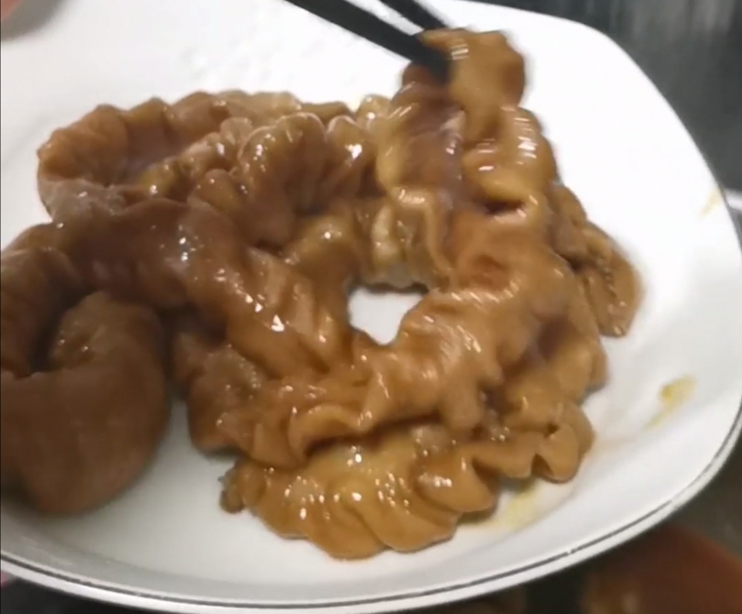 燜豬大腸的做法-家常味燜菜譜-易網(wǎng)健康養(yǎng)生網(wǎng) 燜豬大腸的做法-家常味燜菜譜