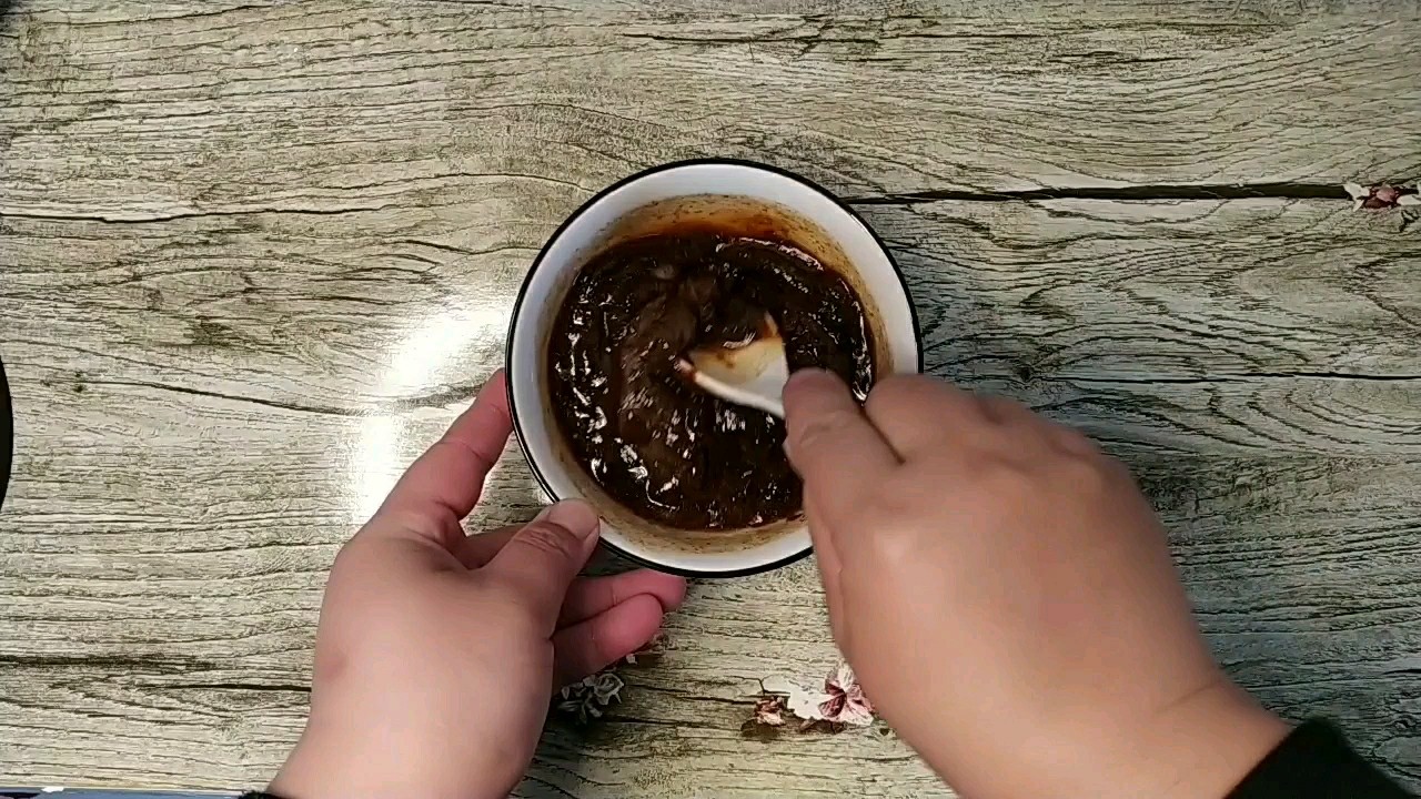 好吃的川味烤排骨來了，調制好味道的腌料，請看這里呦！的做法-香辣味烤菜譜