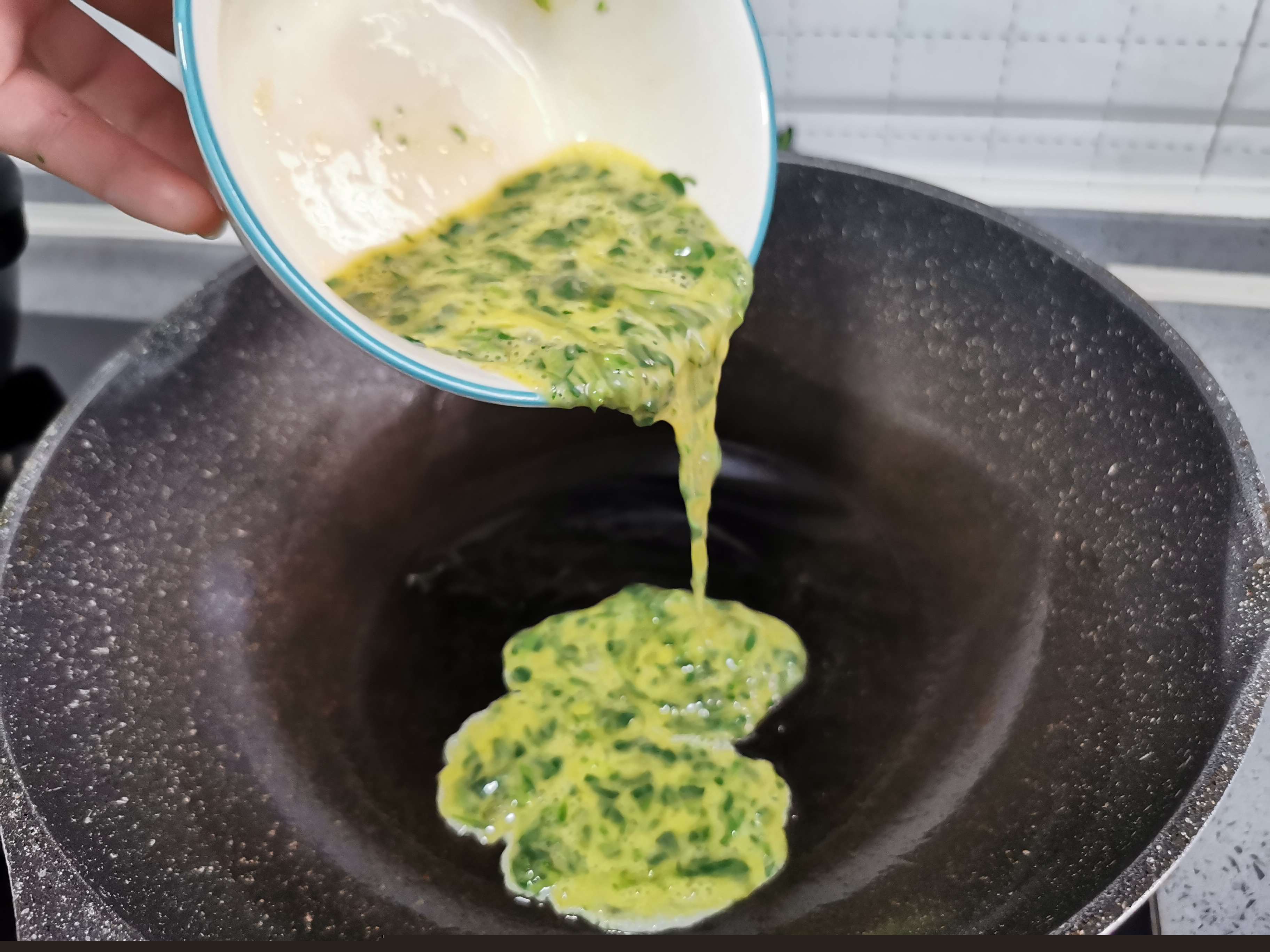 苜蓿菜炒雞蛋的做法-家常味炒菜譜