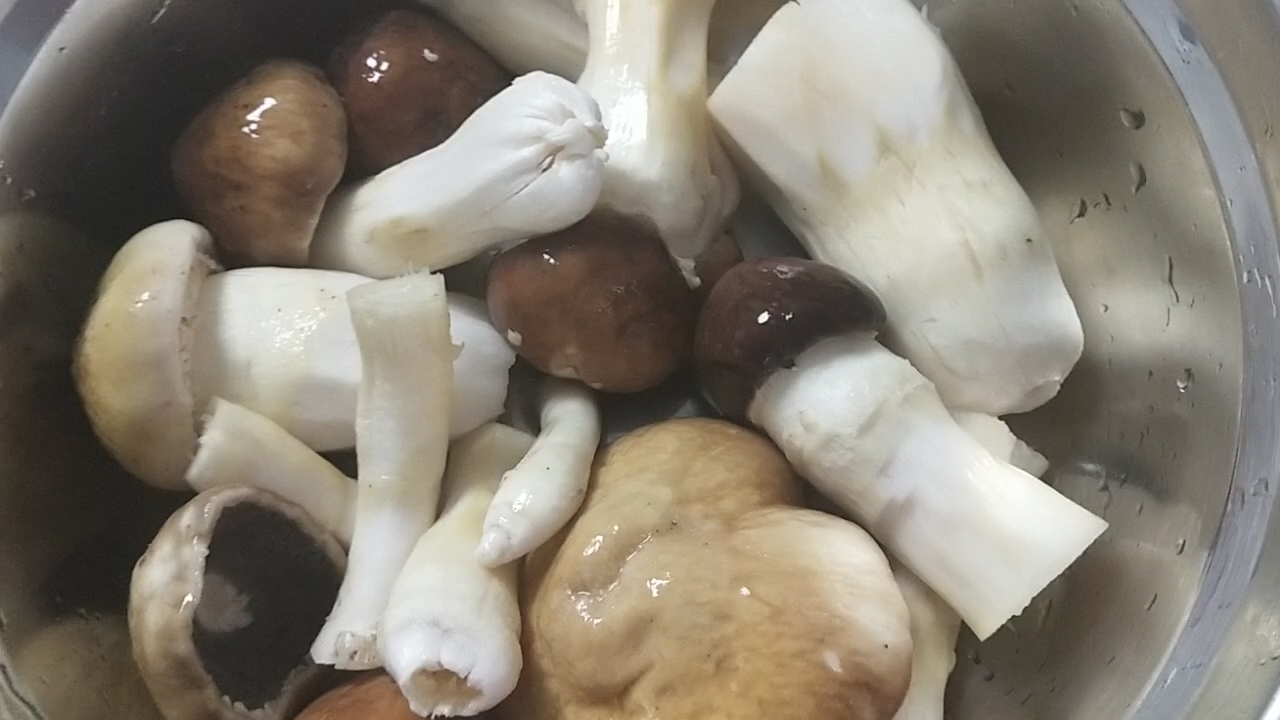 姬松茸火鍋的做法-咸鮮味煮菜譜-易網健康養生網 姬松茸火鍋的做法-咸鮮味煮菜譜
