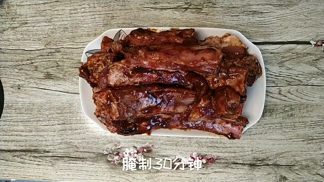 好吃的川味烤排骨來了，調制好味道的腌料，請看這里呦！的做法-香辣味烤菜譜