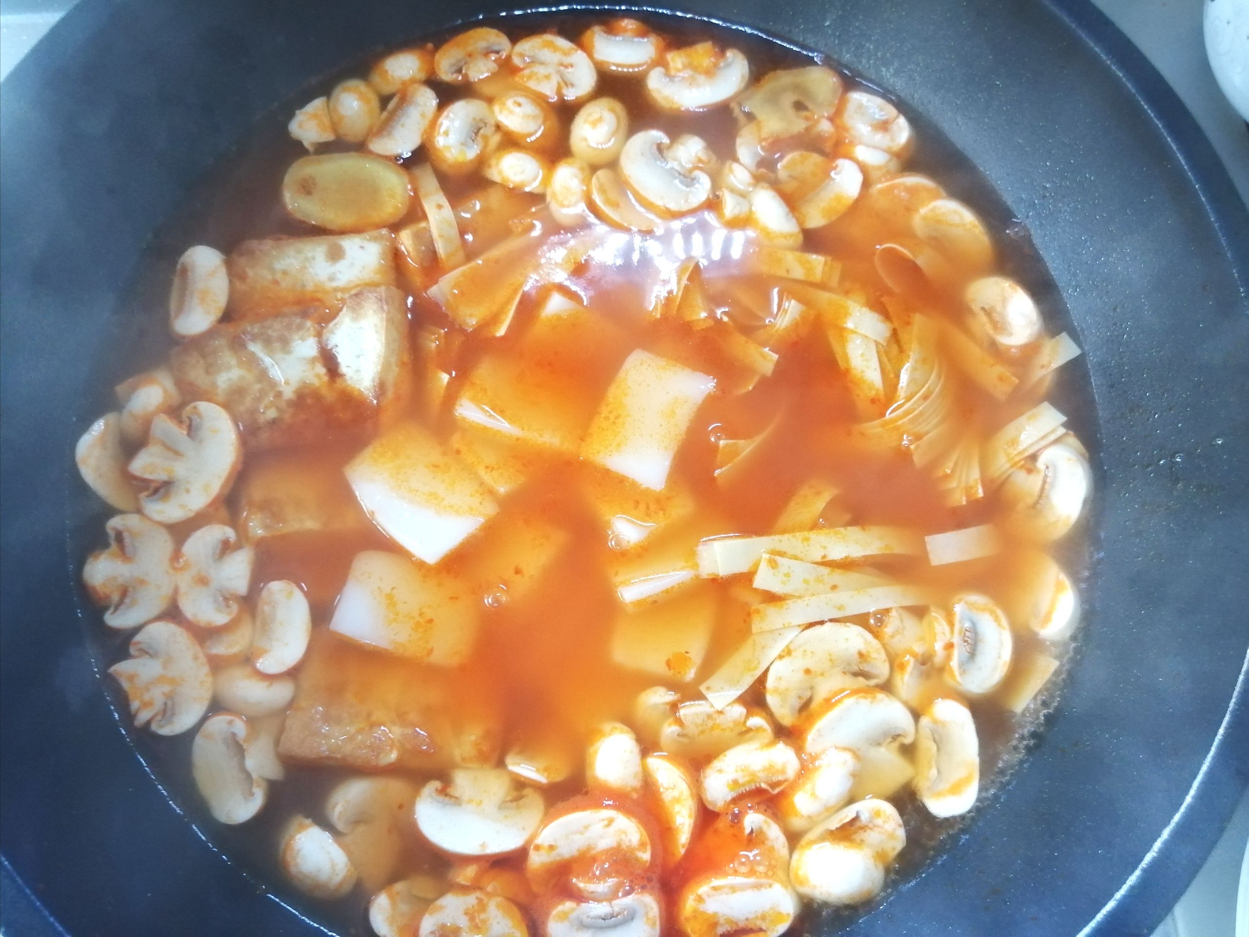 三鮮酸湯煲的做法-酸辣味煮菜譜