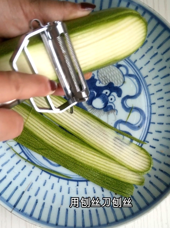 涼拌西葫蘆的做法-咸鮮味拌菜譜-易網健康養生網 涼拌西葫蘆的做法-咸鮮味拌菜譜