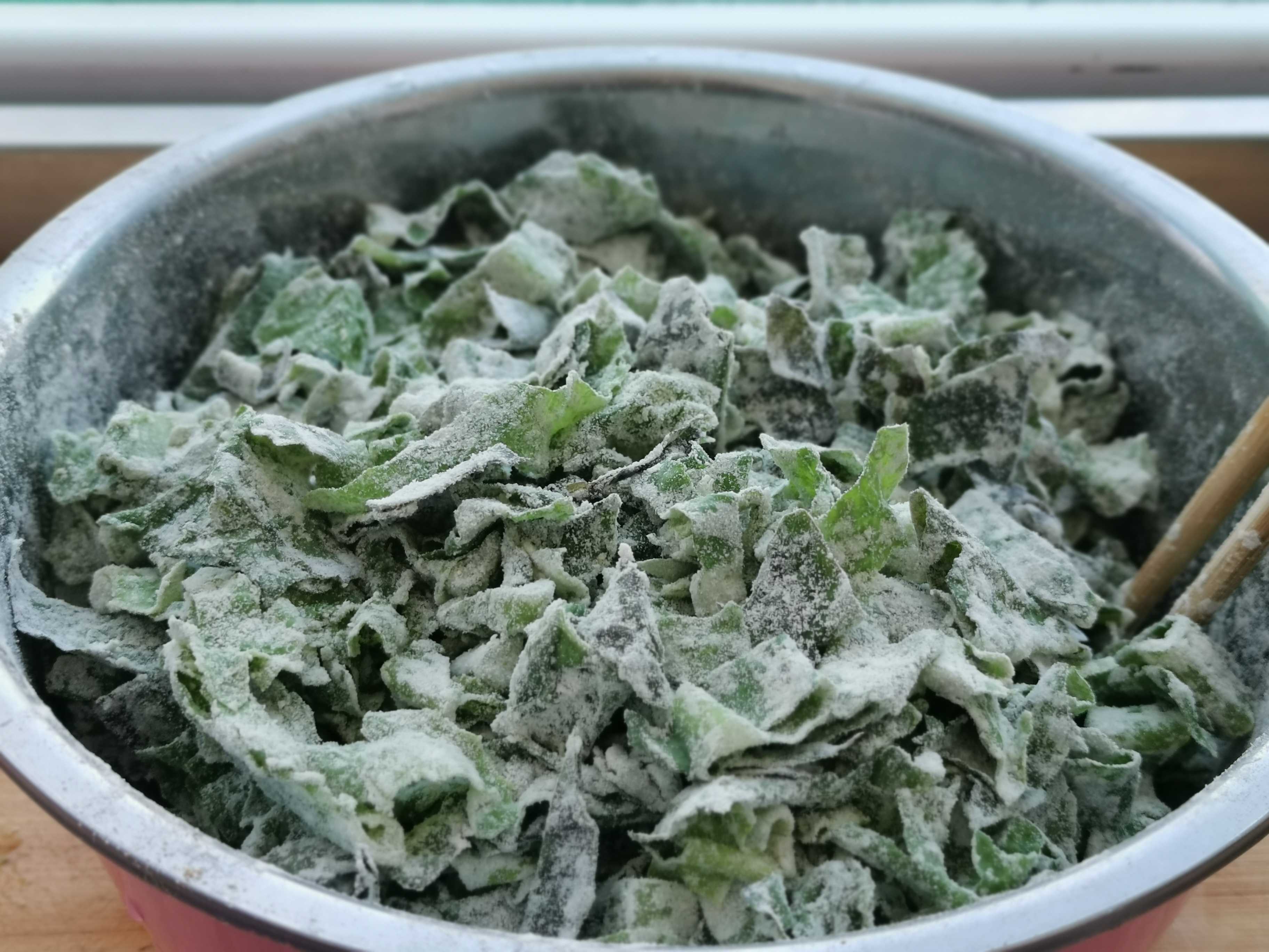 老干媽萵筍葉撥爛子的做法-香辣味蒸菜譜