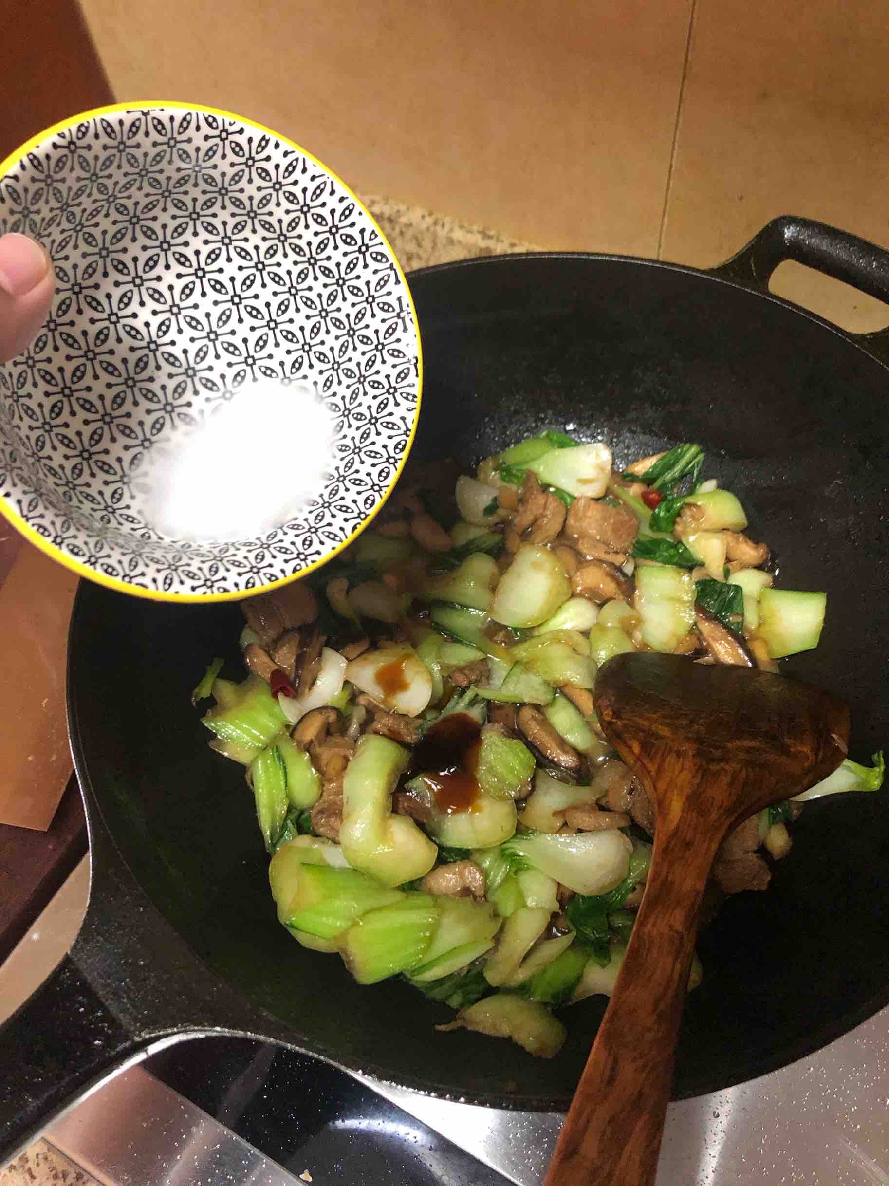 香菇油菜炒五花肉的做法-咸鮮味炒菜譜