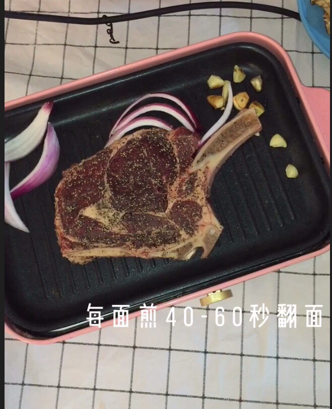 在家也能煎出鮮嫩多汁高大上的戰斧牛排的做法-黑椒味煎菜譜