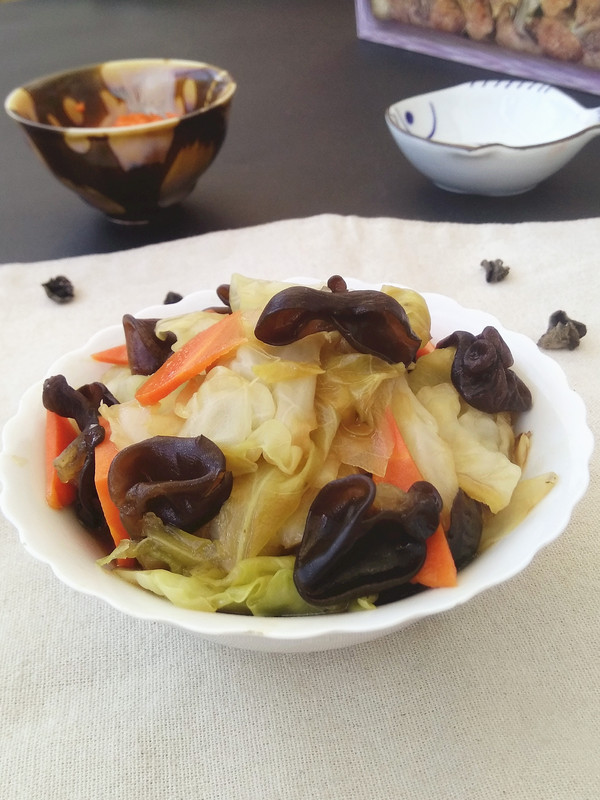 黑木耳燒圓白菜的做法-家常味燒菜譜-易網健康養生網 黑木耳燒圓白菜的做法-家常味燒菜譜