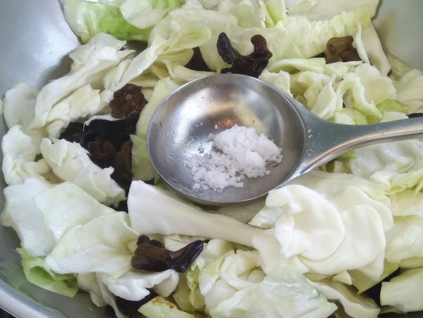 黑木耳燒圓白菜的做法-家常味燒菜譜