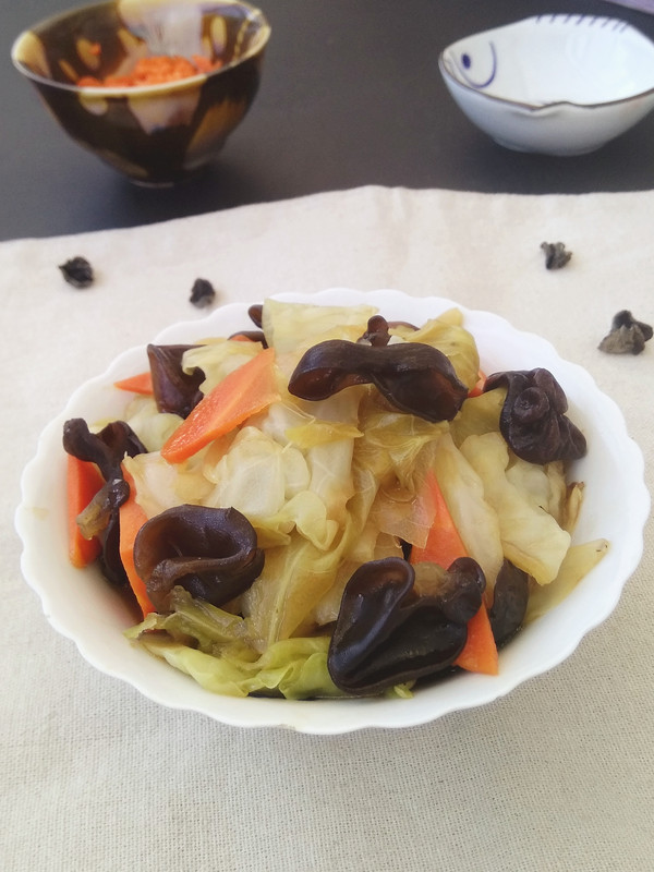 黑木耳燒圓白菜的做法-家常味燒菜譜-易網健康養生網 黑木耳燒圓白菜的做法-家常味燒菜譜