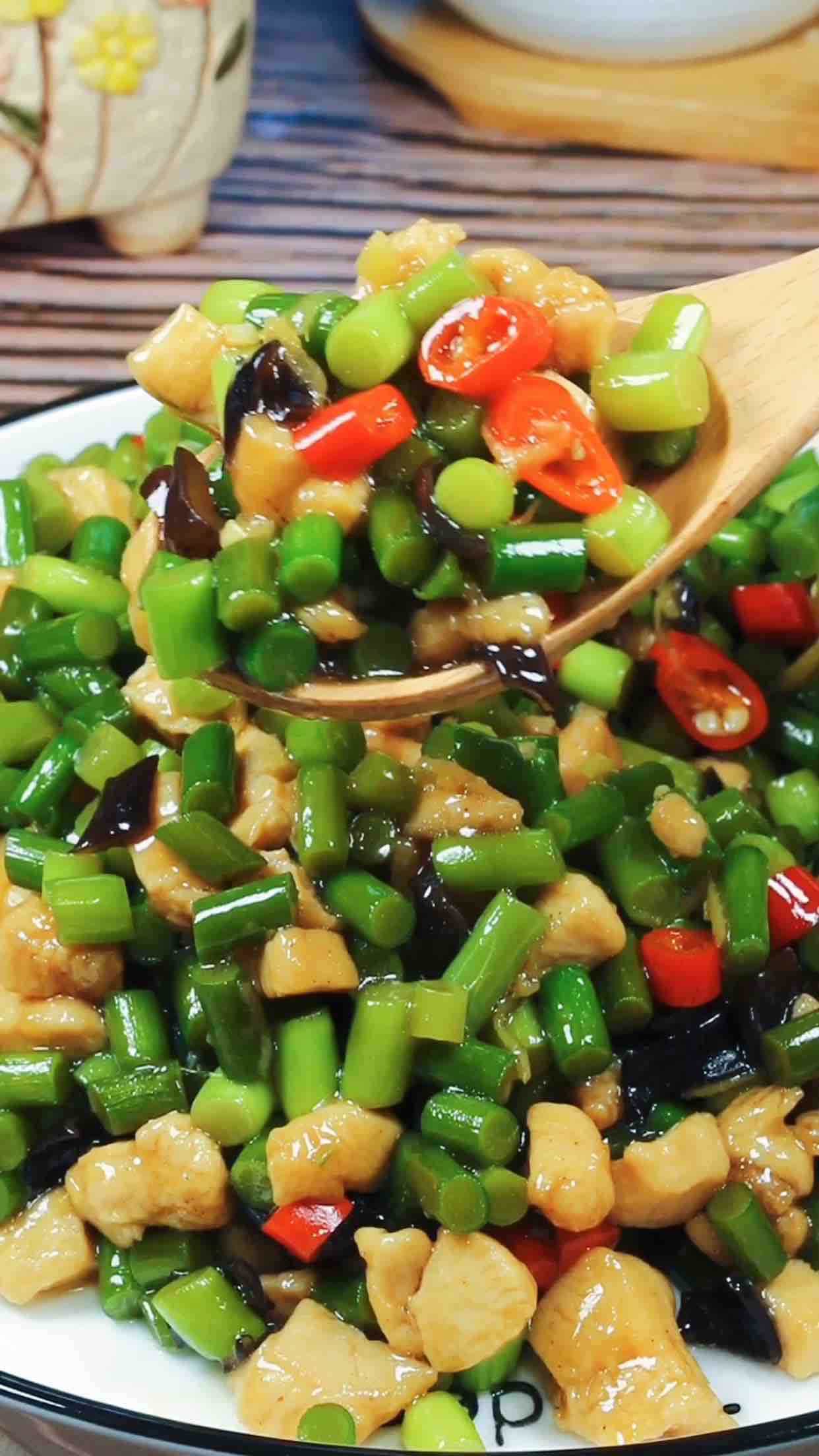 蒜苔雞丁的做法-家常味炒菜譜-易網健康養生網 蒜苔雞丁的做法-家常味炒菜譜