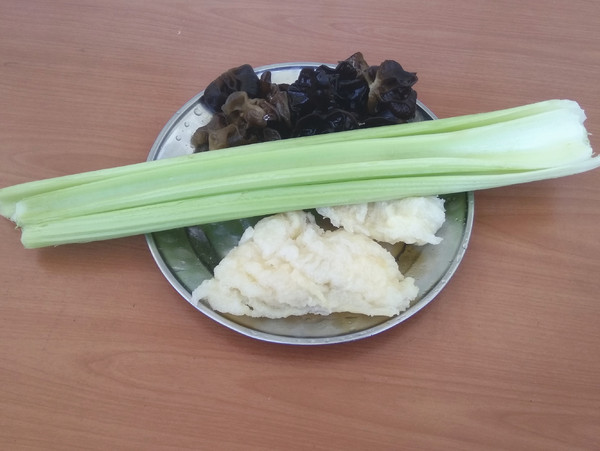 魚鰾炒西芹的做法-咸鮮味炒菜譜