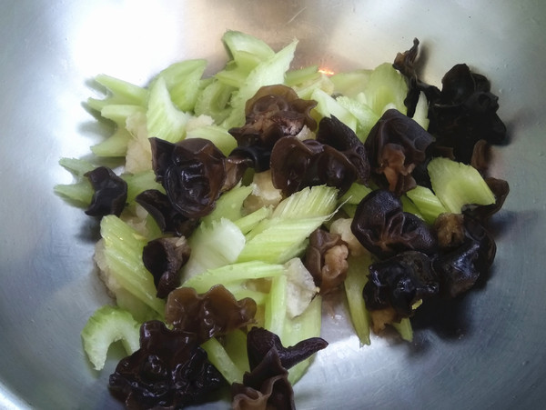 魚鰾炒西芹的做法-咸鮮味炒菜譜