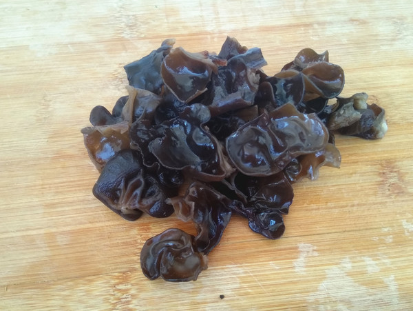 魚鰾炒西芹的做法-咸鮮味炒菜譜