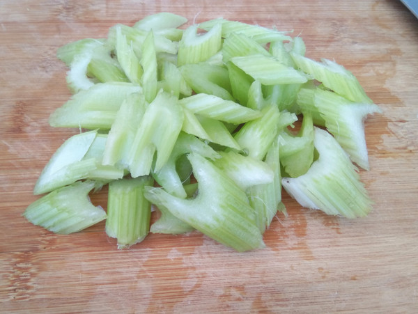 魚鰾炒西芹的做法-咸鮮味炒菜譜