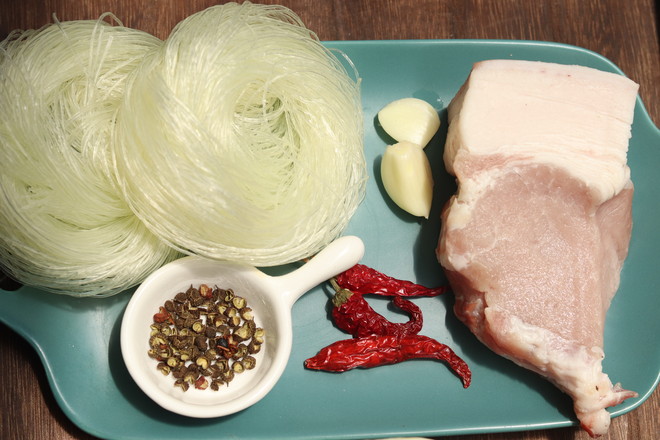 粉絲肉末包菜的做法-家常味炒菜譜-易網(wǎng)<a href=http://www.aoa7937.com/ target=_blank class=infotextkey>健康養(yǎng)生</a>網(wǎng) 粉絲肉末包菜的做法-家常味炒菜譜