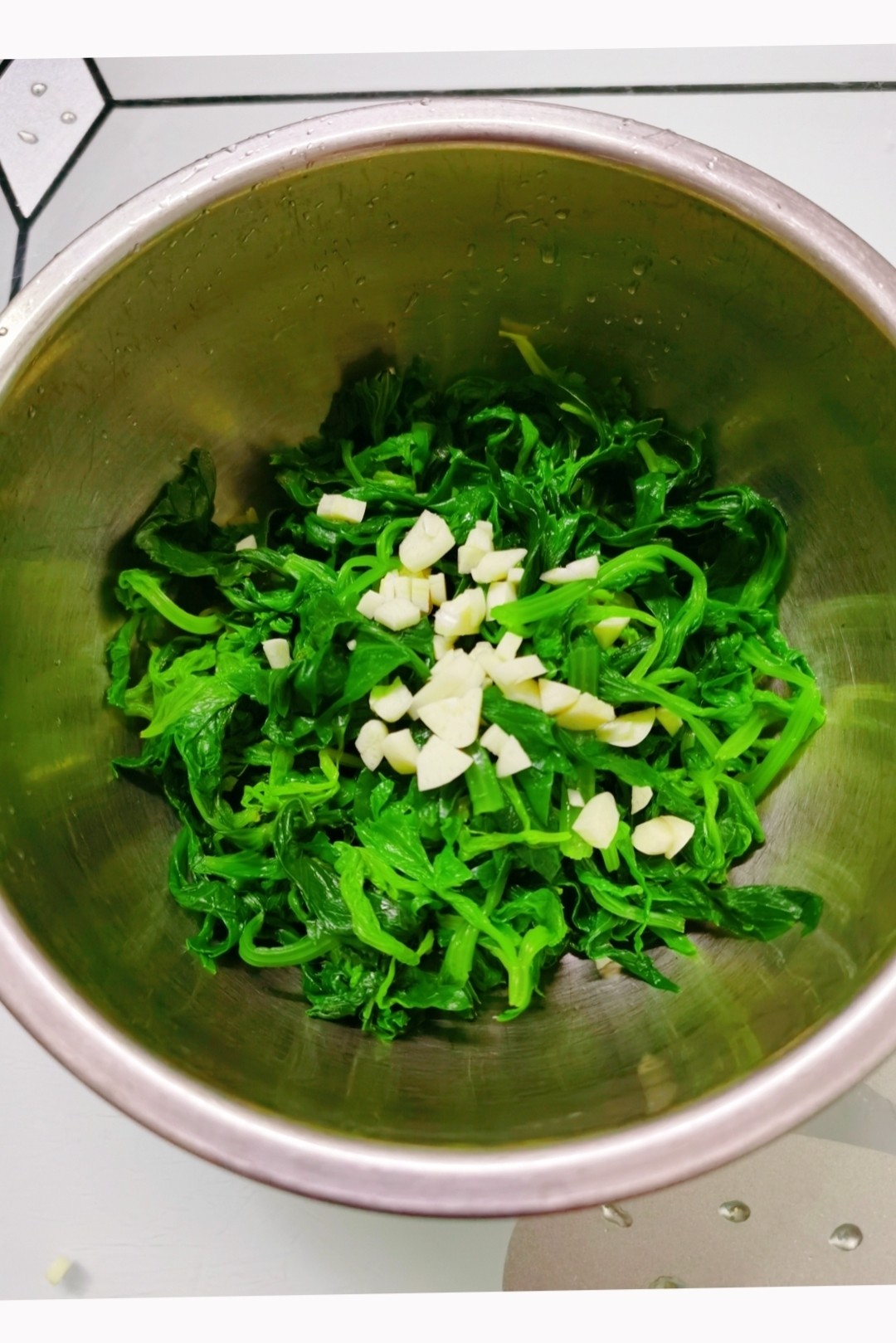 涼拌芹菜葉的做法-咸鮮味拌菜譜