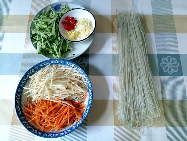 雜拌粉條的做法-香辣味拌菜譜-易網(wǎng)<a href=http://www.aoa7937.com/ target=_blank class=infotextkey>健康養(yǎng)生</a>網(wǎng) 雜拌粉條的做法-香辣味拌菜譜