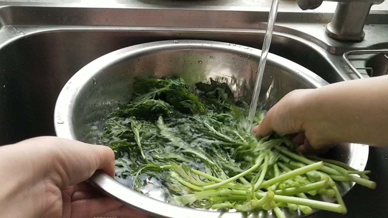 醬味茼蒿(偏甜口)的做法-家常味炒菜譜-易網<a href=http://www.aoa7937.com/ target=_blank class=infotextkey>健康養生</a>網 醬味茼蒿(偏甜口)的做法-家常味炒菜譜