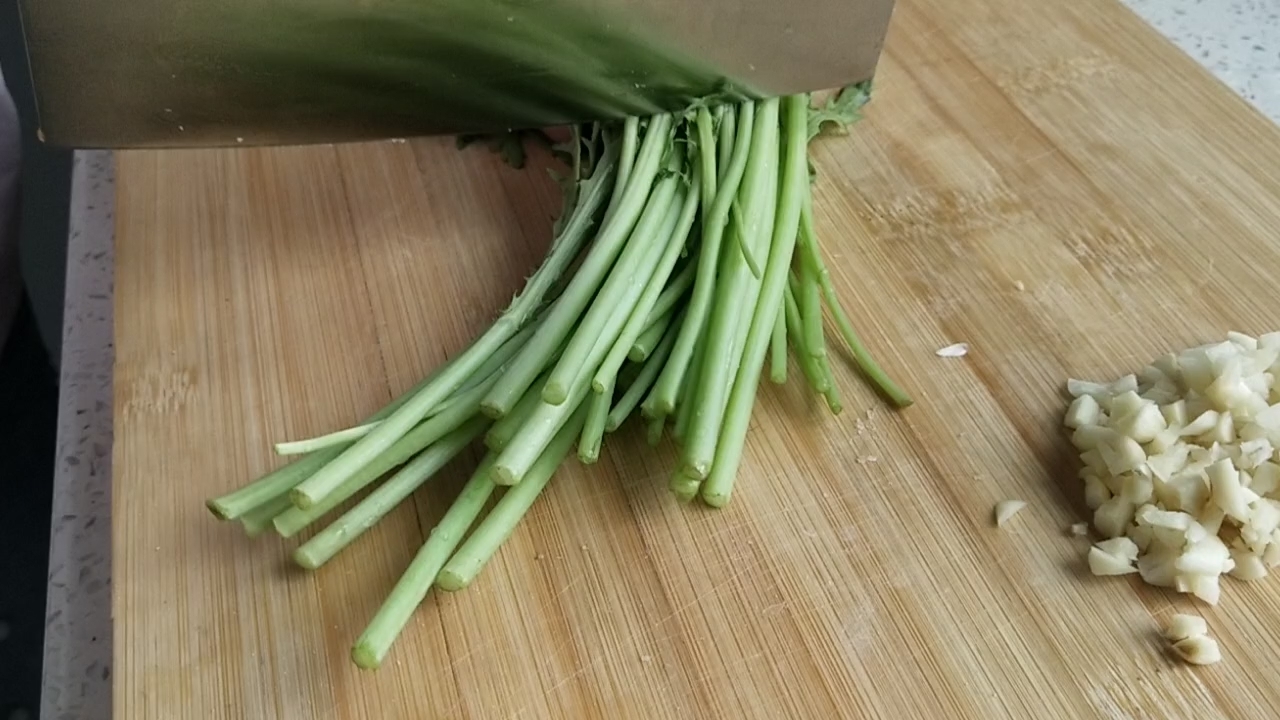 醬味茼蒿(偏甜口)的做法-家常味炒菜譜-易網健康養生網 醬味茼蒿(偏甜口)的做法-家常味炒菜譜