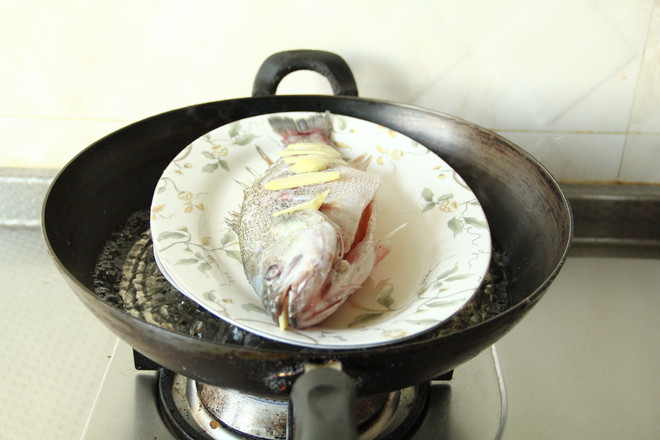 澆汁清蒸鱸魚的做法-咸鮮味蒸菜譜