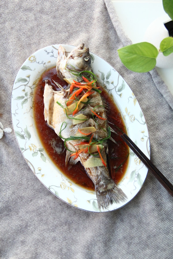 澆汁清蒸鱸魚的做法-咸鮮味蒸菜譜-易網(wǎng)健康養(yǎng)生網(wǎng) 澆汁清蒸鱸魚的做法-咸鮮味蒸菜譜