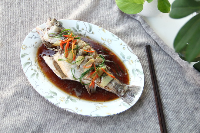 澆汁清蒸鱸魚的做法-咸鮮味蒸菜譜-易網(wǎng)健康養(yǎng)生網(wǎng) 澆汁清蒸鱸魚的做法-咸鮮味蒸菜譜