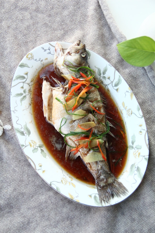 澆汁清蒸鱸魚的做法-咸鮮味蒸菜譜-易網(wǎng)健康養(yǎng)生網(wǎng) 澆汁清蒸鱸魚的做法-咸鮮味蒸菜譜