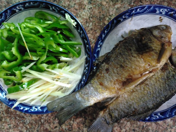 仔姜青椒鯽魚的做法-香辣味燒菜譜