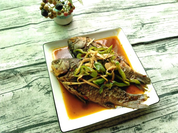 仔姜青椒鯽魚的做法-香辣味燒菜譜-易網(wǎng)健康養(yǎng)生網(wǎng) 仔姜青椒鯽魚的做法-香辣味燒菜譜
