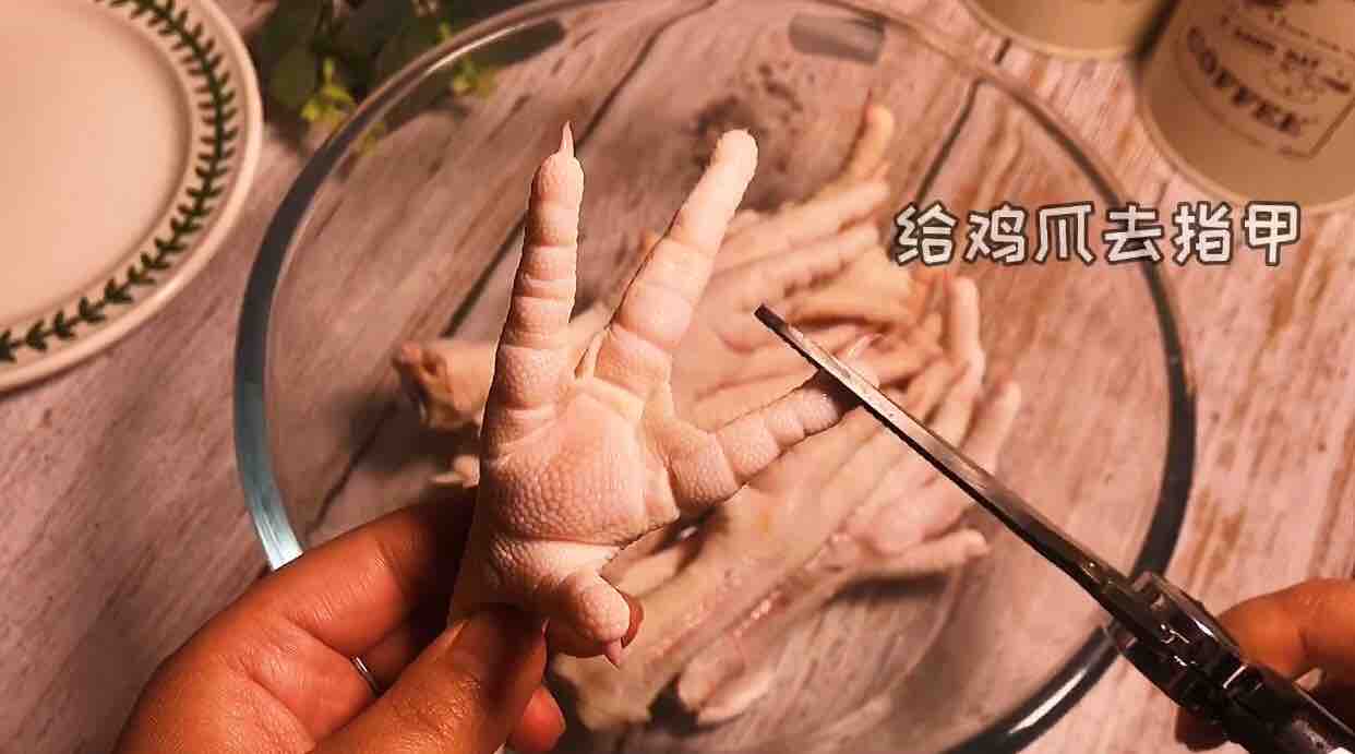 酸辣脫骨鳳爪的做法-酸辣味拌菜譜-易網(wǎng)<a href=http://www.aoa7937.com/ target=_blank class=infotextkey>健康養(yǎng)生</a>網(wǎng) 酸辣脫骨鳳爪的做法-酸辣味拌菜譜