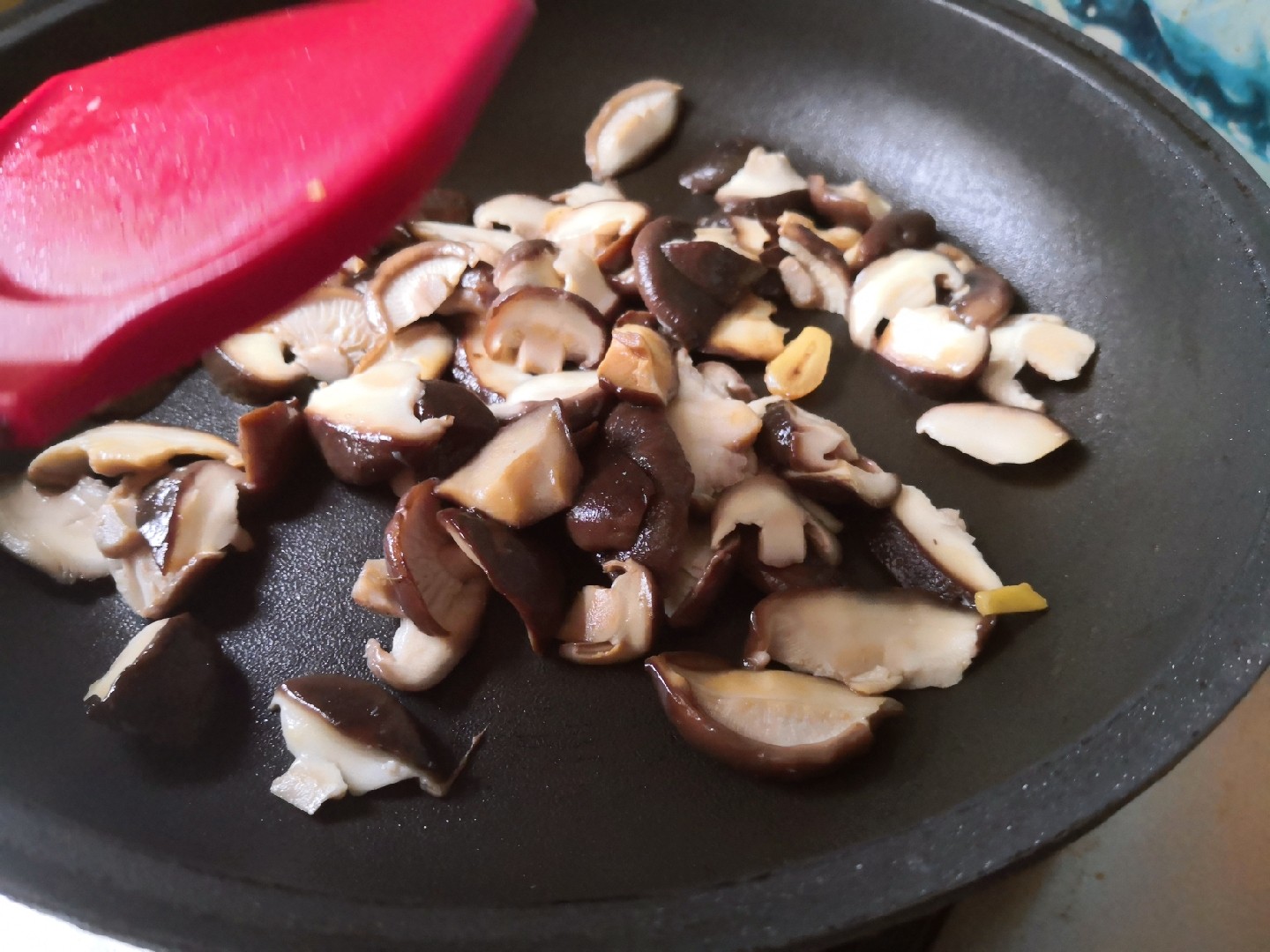 香菇炒肉的做法-家常味炒菜譜