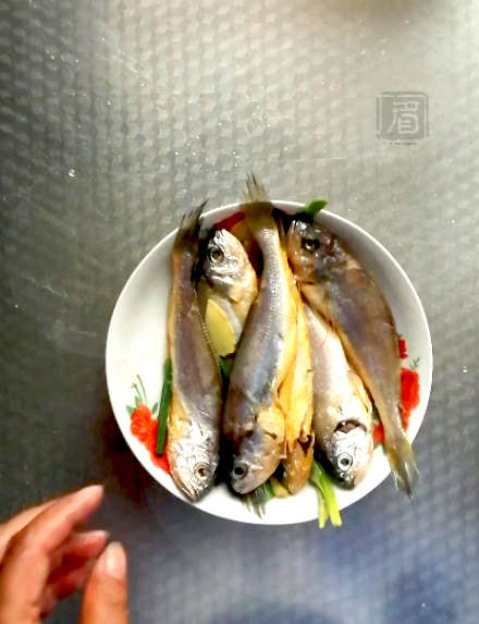 面拖小黃魚的做法-咸鮮味炸菜譜-易網<a href=http://www.aoa7937.com/ target=_blank class=infotextkey>健康養生</a>網 面拖小黃魚的做法-咸鮮味炸菜譜